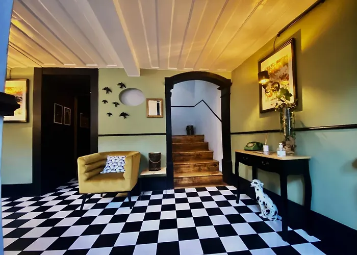 Inn Door 21 - & Suite